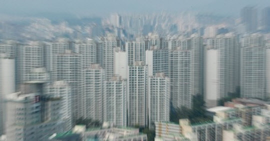 지방 민간주택 신규 분양 시장이 8년 만에 최저 수준인 10만 가구를 밑돌 전망이다. 문재인 정부 출범 이후 지방 주택 시장이 철저히 외면되고 있고 무너진 거점 산업 회복 속도가 더딘 가운데 금리 인상이 겹치자 건설사들이 부담을 느끼고 있다.<연합뉴스>